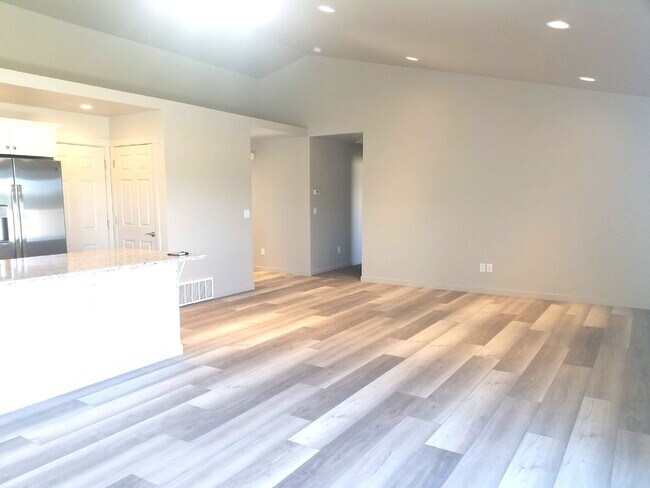 Foto del edificio - Newer house on corner lot of great neighbo...