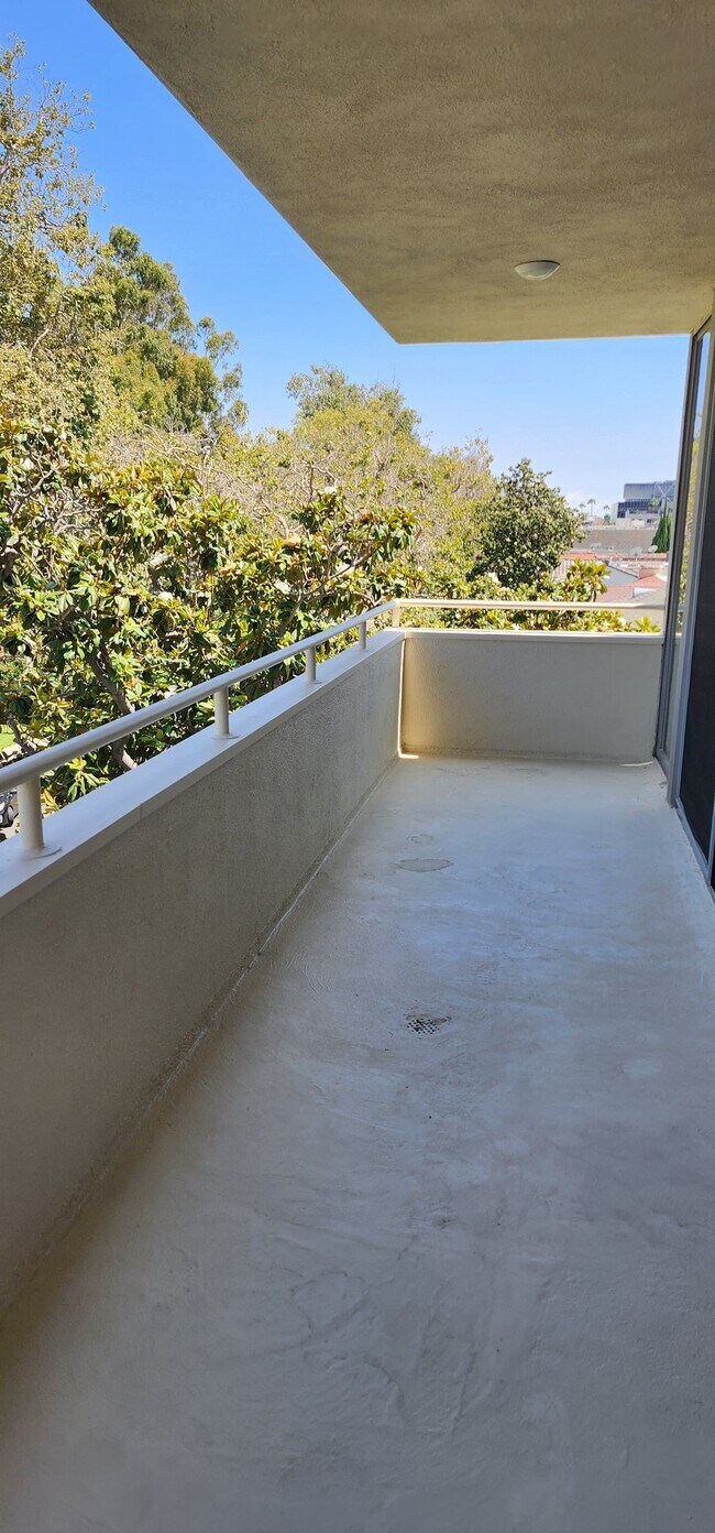 Building Photo - 303 N Swall Dr