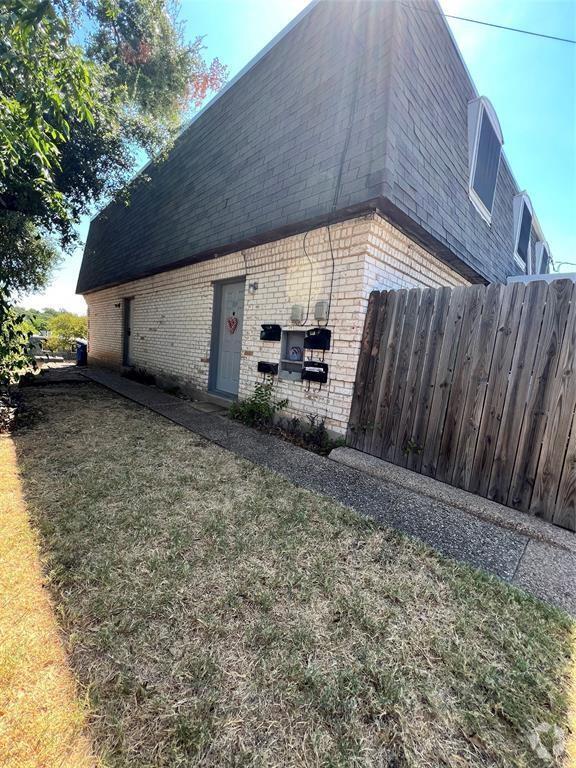 Building Photo - 2305 Barton Village Cir