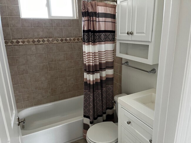 Bath - 154 San Fernando Ave