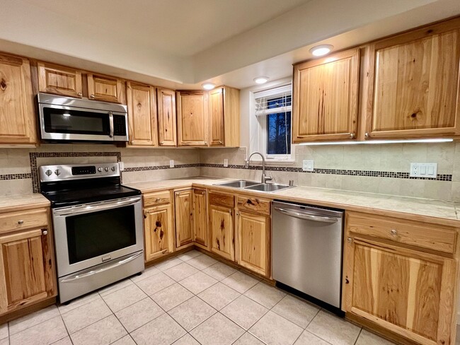 Building Photo - Beautiful 3 bedroom townhouse for rent