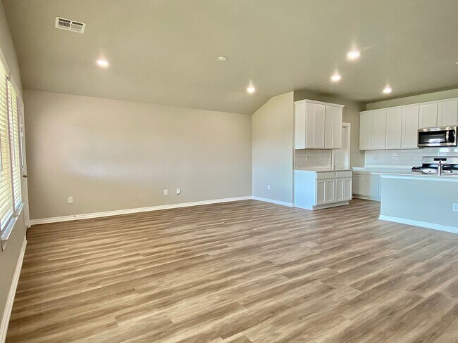 Foto del edificio - 4 Bed 2 Bath, w/Office in Deer Creek Schools