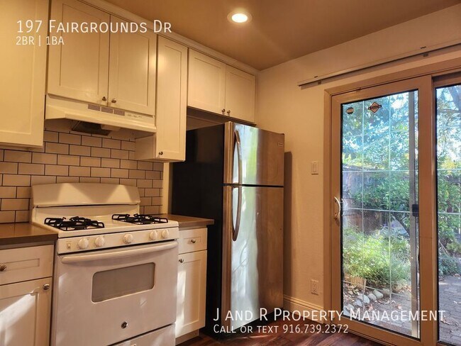 Building Photo - 2 bed off Broadway