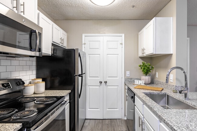 1BR, 1BA - 870SF, Kitchen - Windmont Pointe