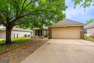 Building Photo - 1504 Parkwood Dr