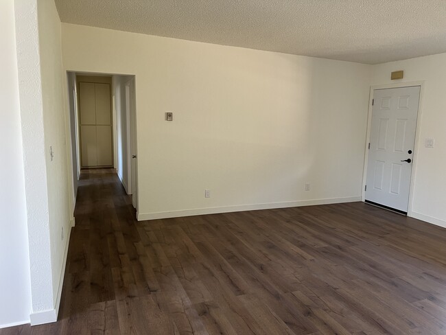 Living room & hallway - 2016 Ruhland Ave