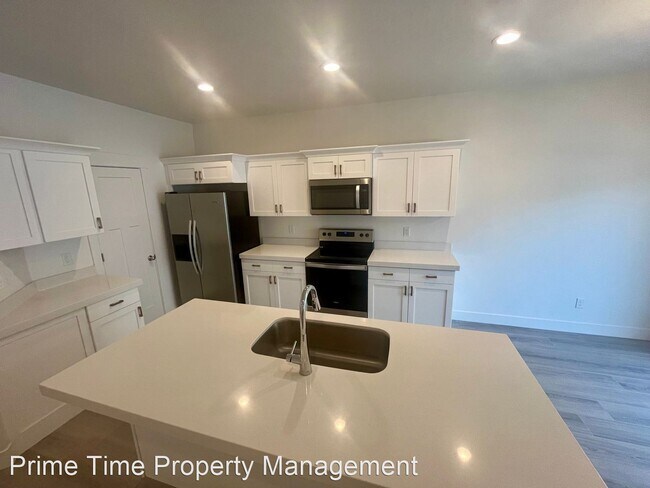 Building Photo - 3 br, 2.5 bath House - 917 E Pacific Drive