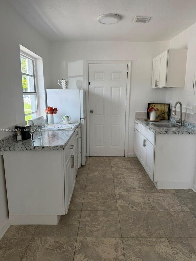 Foto del edificio - 1049 NW 95th St