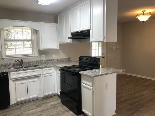 Building Photo - Charming 3-Bedroom Home with Private Fence...