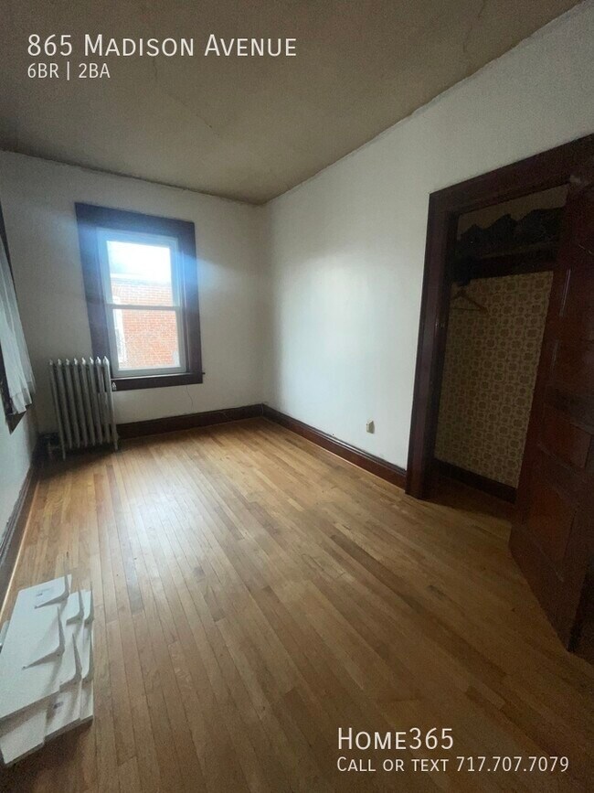 Foto del edificio - 6 bedroom, 1.5 bathroom now available!