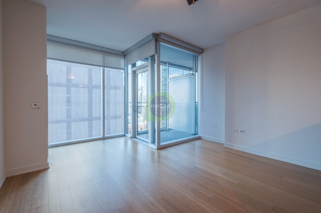 Building Photo - 165 W Kinzie St
