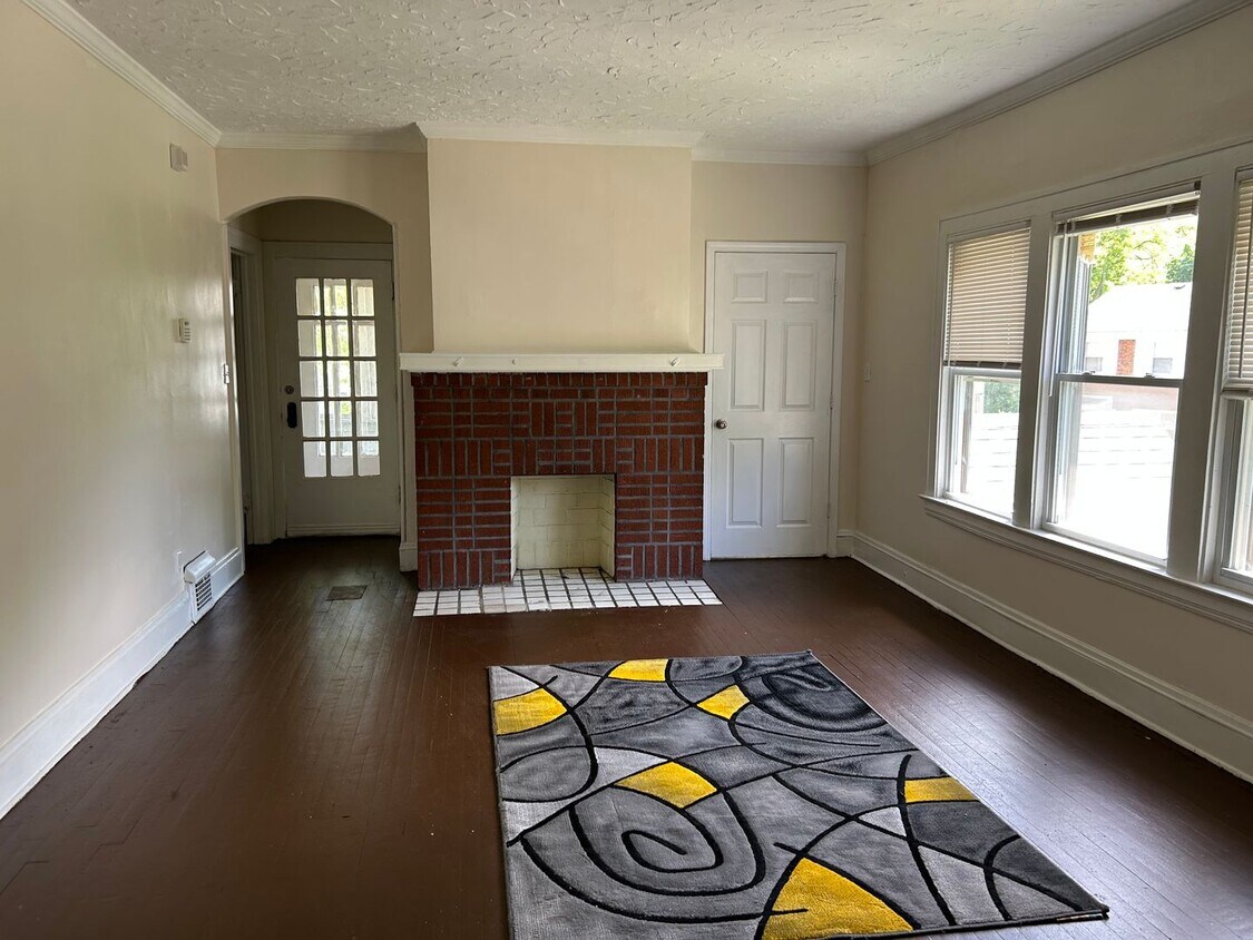 Spacious 3-Bedroom, 2-Bath First Floor Ap... - Spacious 3-Bedroom, 2-Bath First Floor  Ap...
