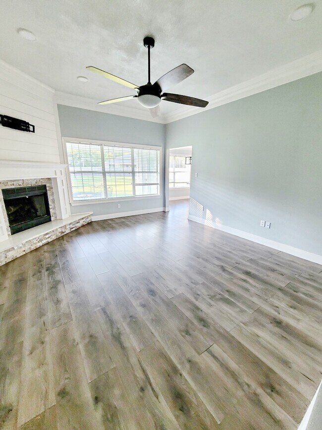 Building Photo - 15005 Clear Springs Dr