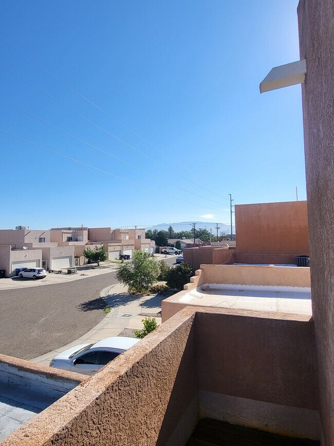 Building Photo - NW Pueblo Style 2/story 2/Bd 2/Ba 2/CG