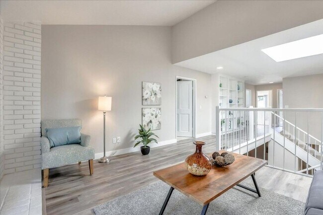 Building Photo - 218 Altura Vista