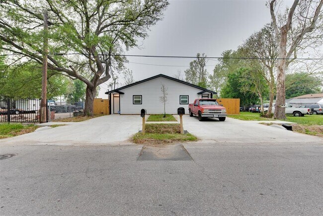 Building Photo - 2702 Reid St