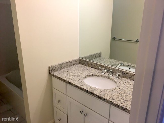 Foto del edificio - 2 br, 1.5 bath Condo - 60 Bay Spring Ave
