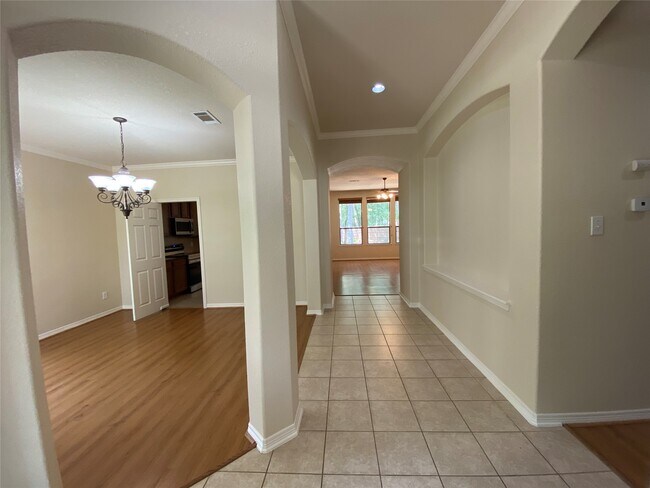 Building Photo - 6018 Sugar Bush Dr