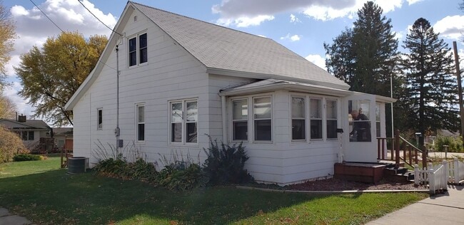 Building Photo - FOR RENT- 510 1st St- Parkersburg *PETS OK*