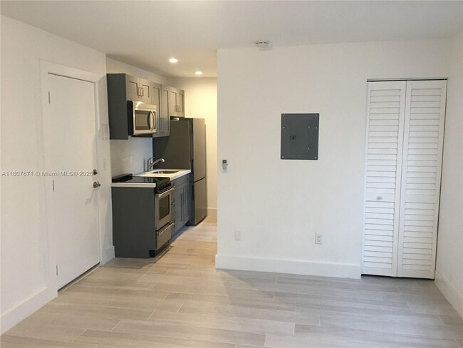 Building Photo - 19 Sidonia Ave