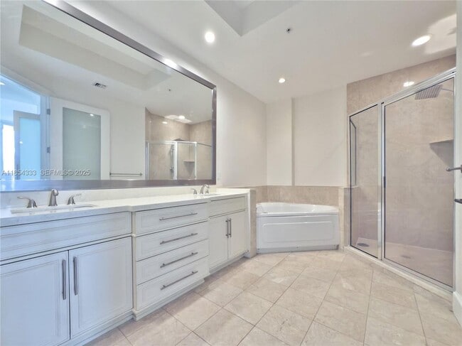 Building Photo - 848 Brickell Key Dr