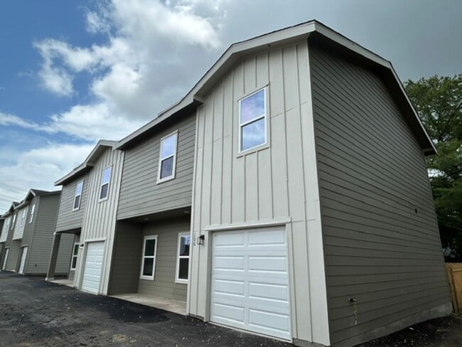 Building Photo - 9007 Glen Mont Dr