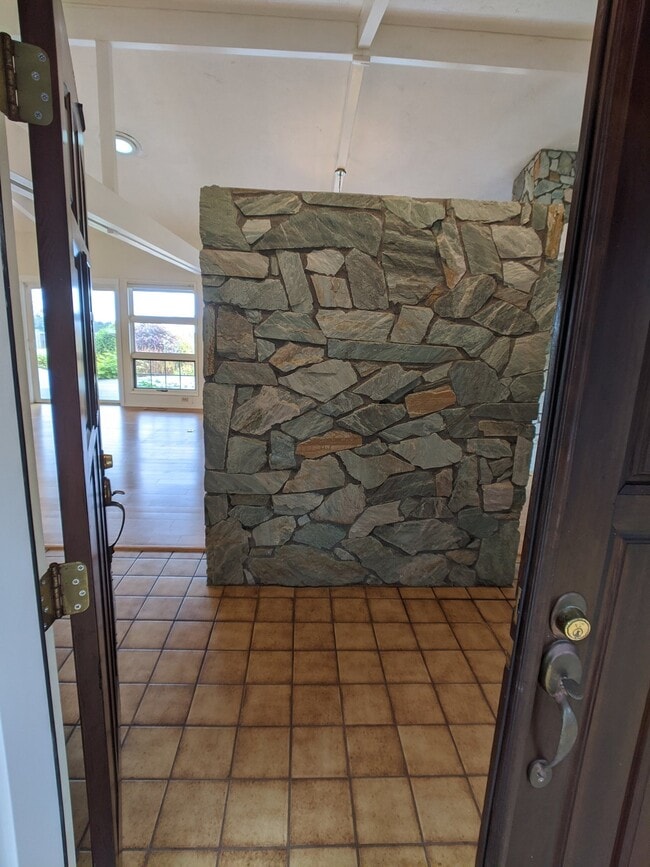 Building Photo - 3 bed 3 bath on 4.8 acres w/ beautiful wat...