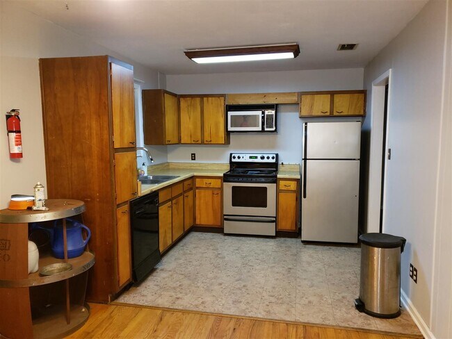 Building Photo - 2415 Banyan Dr
