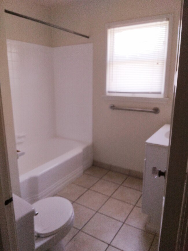Baño - 1309 N Screenland Dr