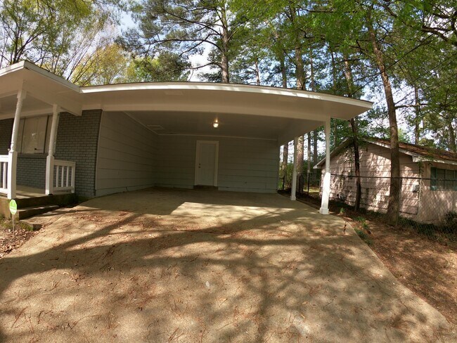 Building Photo - 3079 Bienville Dr