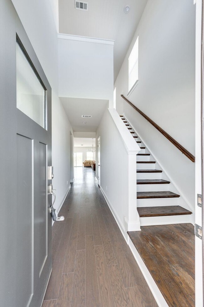 Foto del edificio - Awesome energy-efficient 4BE/2.5BA home in...