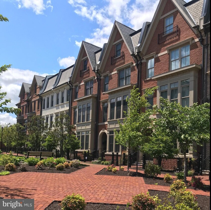 Building Photo - 10743 Symphony Park Dr