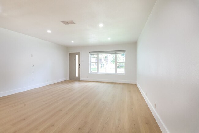 Building Photo - 7412 Fenton Dr