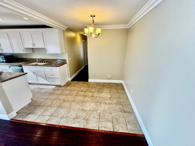 Foto del edificio - Updated 2nd Floor Corner Unit -3425 E. 15t...