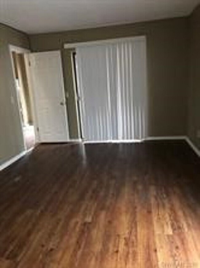 Building Photo - Cute 2 bedroom / 2 bath Condo with WASHER ...