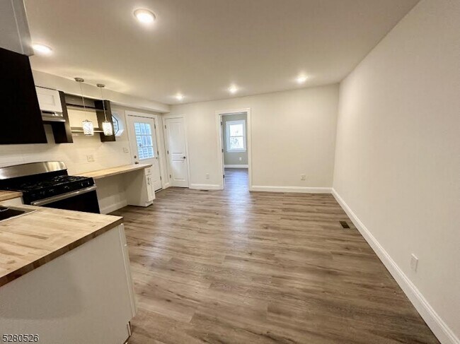 Foto del edificio - 114 Maple Ave