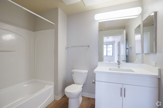 1BR, 1BA - 650SF - Bathroom - K Street Flats