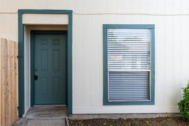 Foto del edificio - 12801 Copper Cliff Ave