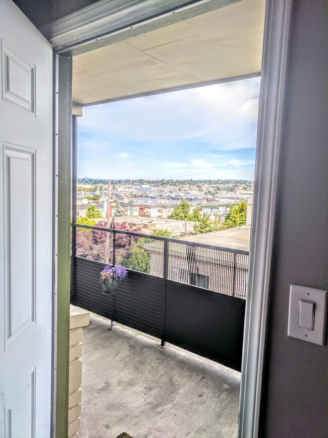 Foto del edificio - 3655 13th Ave W