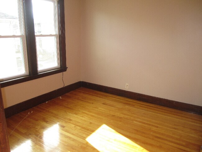 Building Photo - 216 Ingleside Ave
