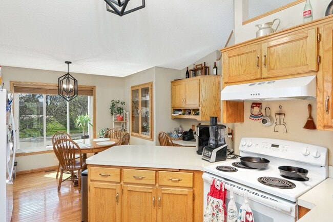 Building Photo - Spacious Home, 6bd, 3ba, 2 levels, 2 kitch...