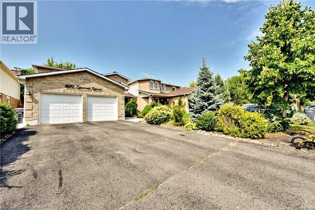 Photo du bâtiment - 5570 Shorecrest Crescent