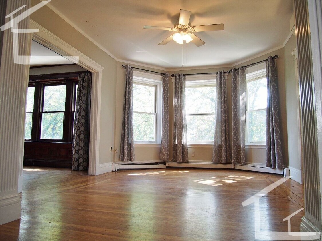 Foto del edificio - Unique BU East/Central Apt. For you 9/1/26