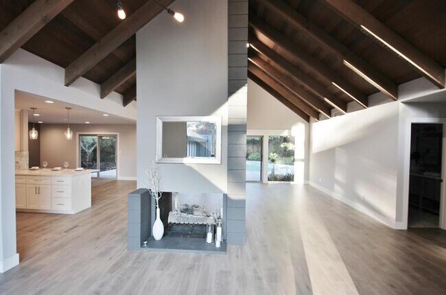 Building Photo - Elegant Mid-Century Modern Home in Fair Oa...