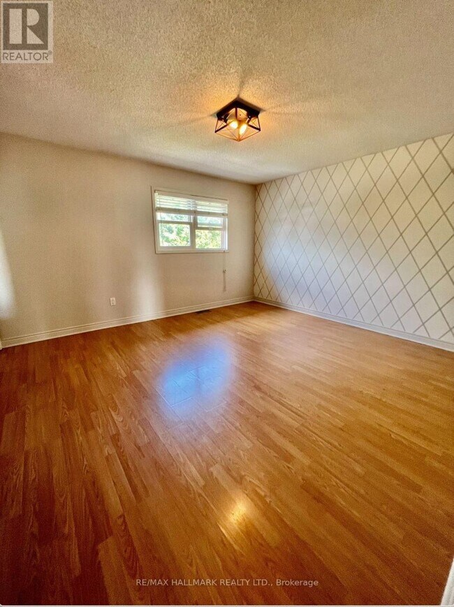 Building Photo - 393 Pickering Crescent