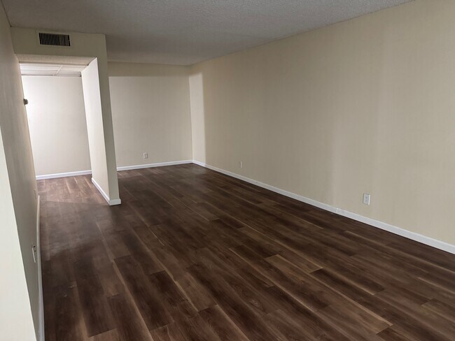 Sala de estar vista desde el balcón - Natick Pines Apartments