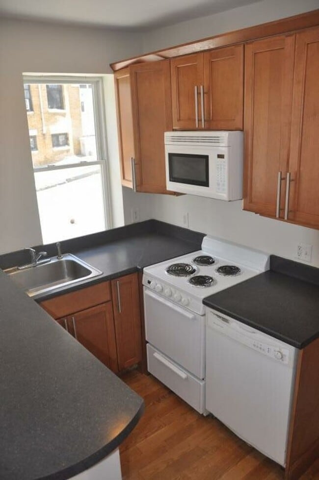 No Brokers Fee. Mission Hill Area. Available September 1. Laundry , Central Heat, Deck, Eat-in Ki... - No Brokers Fee. Mission Hill Area. Available September 1. Laundry , Central Heat, Deck, Eat-in Ki... Apartment