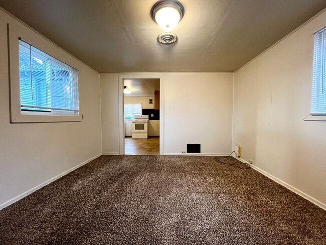 Building Photo - r706