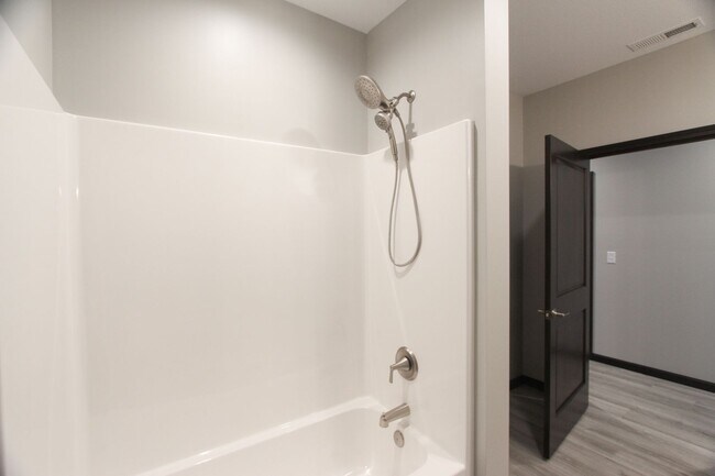 Foto del edificio - New! Beautiful 2 Bed, 2 Bath Apartment in ...