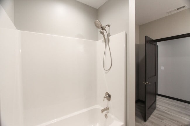 Building Photo - New! Beautiful 2 Bed, 2 Bath Apartment in ...